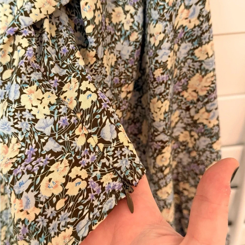 ASTR The Label Floral Smocked Boned Crop Top Large Puff Sleeve